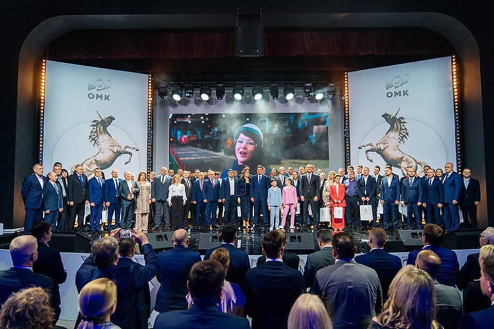    Лучших профессионалов наградили на XX церемонии вручения премий Фонда имени братьев Баташевых в Выксе. ФОТО: ОМК