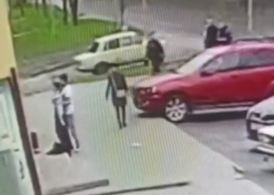    Все произошедшее записала камера видеонаблюдения. Фото: скрин с видео, предоставленного героем публикации.