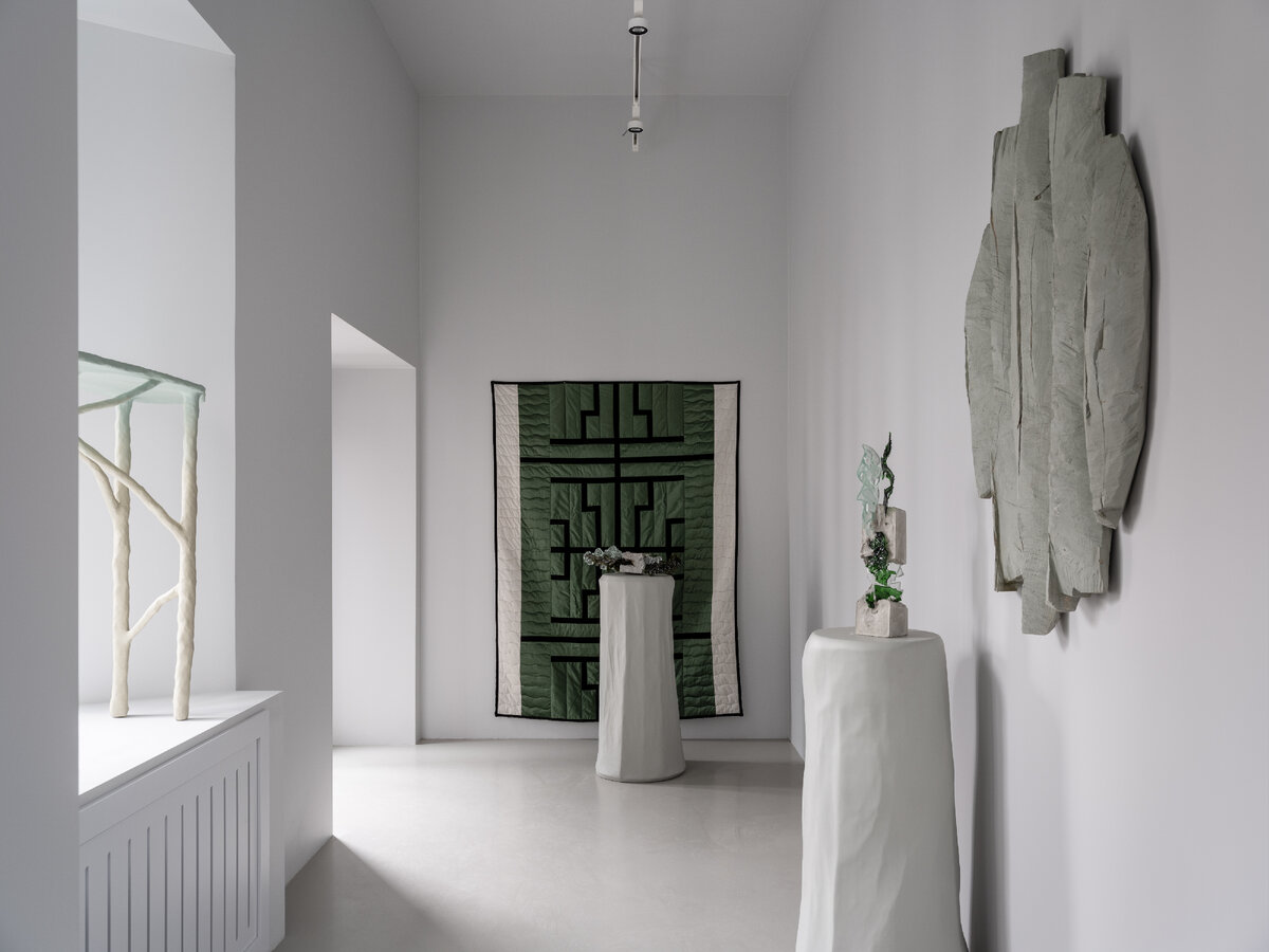 Покрывало Каролины Жукофф; скульптуры Анны Третьяк; панно из сосны и глины Алекся Березняка.