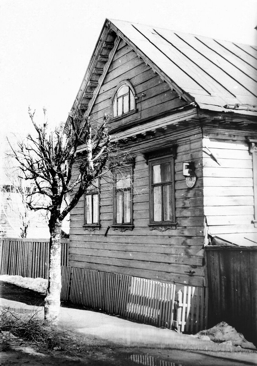 Вид центрального фасада деревянного жилого дома по улице Новгородской, 38 в городе Тихвине (XIX век).  
Архивный шифр: ЦГАКФФД СПб Ар 230430
Дата съёмки: 13 апреля 1980 г.
Автор съёмки: Овчинников Кирилл Владимирович. 
https://spbarchives.ru/infres/-/archive/cgakffd/photo/ar230430
Фотография предоставлена С.В. Старшининой.
 