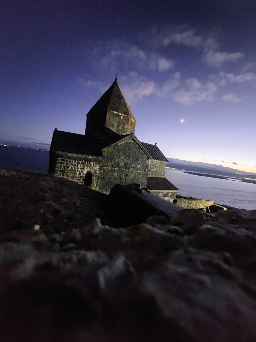  Вкусная еда, гостеприимство, гранатовое вино и величественная природа — если попросите нас описать Армению, мы сделаем это именно так. 
Задумали свой отпуск или уикенд там? Не забудьте прихватить с собой наш список того, что обязательно нужно сделать:

Попробовать гранатовое вино

Насыщенный густой вкус с лёгкой кислинкой и фруктовой свежестью — его здесь готовят с незапамятных времен и он всё ещё не потерял своей актуальности. Большинство вин — полусладкие, но не приторные и выдержанные, чаще всего подают в качестве аперитива, однако они превосходно сочетаются с мясными блюдами.

Увидеть озеро Севан и поесть раков

Чистейший водоем, с которым связано множество легенд, просто обязателен к посещению для любителей Кавказа и его красот. Помимо своей живописности, озеро славится обитателями — раками, их подают под кружку холодного пенного напитка.

Посетить монастыри

Здесь нет грандиозных сооружений, однако почти все монастыри Армении строились высоко в горах, в местах, где от красоты природы захватывает дух. Есть мнение, что сооружения построены визуально просто именно для того, чтобы не отвлекать внимание от окружающих пейзажей!

Полетать на Крыльях Татева

Татев — монастырь 10 века, расположенный в настолько живописном месте, что выступают слёзы на глазах. А его крыльями называют канатную дорогу, протянутую на высоте 300 метров, продолжительностью почти 6 км — самая длинная в мире и полная завораживающих видов!

Восхититься Араратом

Именно восхититься, потому что тут невозможно иначе! Гора знаменита не только своими красотой и величием, а ещё и множеством библейских сюжетов.

Например, говорят, что именно к ней причалил Ноев ковчег после Всемирного потопа. Отправляясь смотреть Арарат, убедитесь, что погода ясная — так куда больше шансов рассмотреть живописную вершину.

С чего начнем?