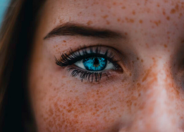 Если накрашенная ресница попадёт в глаз, может возникнуть воспаление и развиться инфекция. Фото © Unspalsh