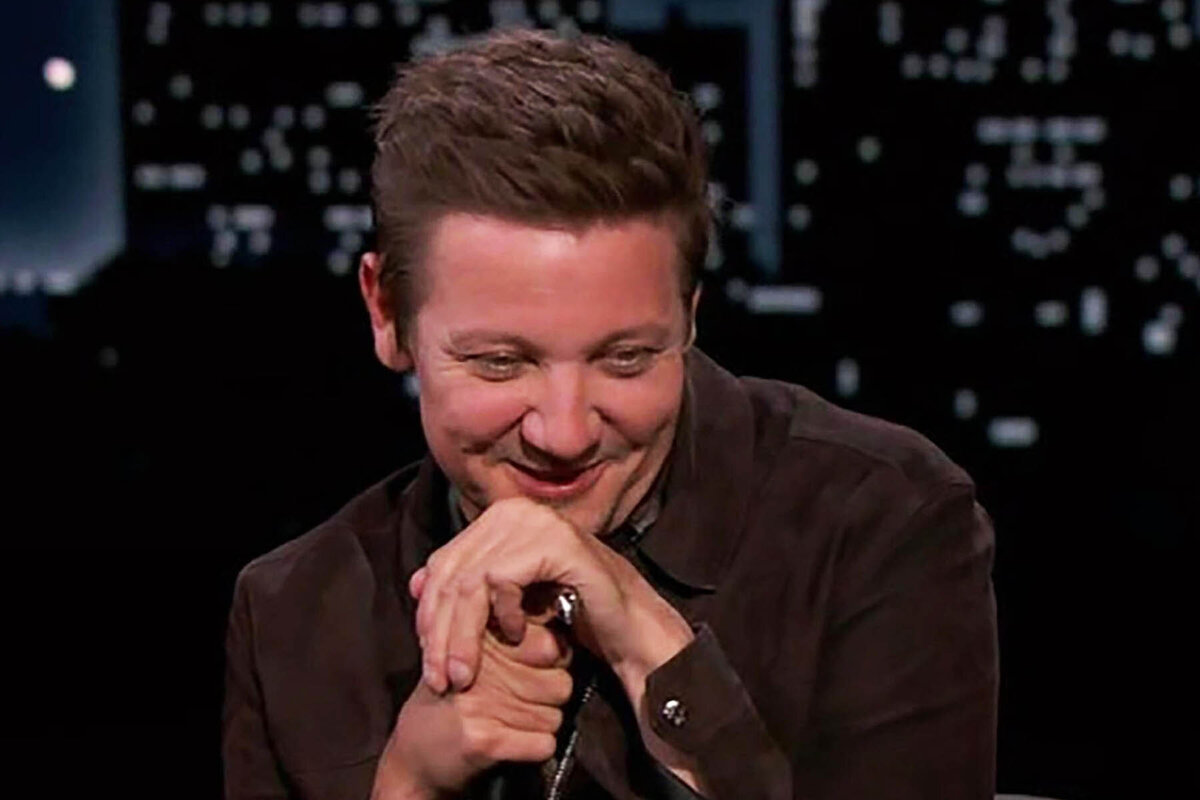     Осунулся и сгорбился: Джереми Реннер с тростью впервые после жуткой аварии появился на телешоу