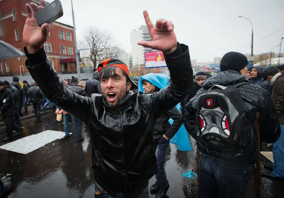 "Наши немцы просто мямлят и снимают всё на телефоны" - Немка рассказала ...