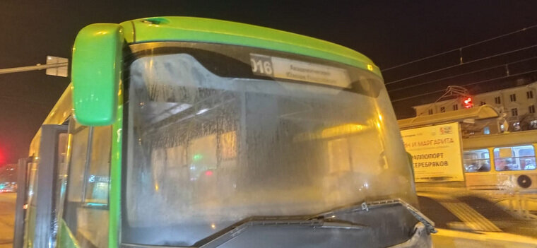    Возгорание моторного отсека в автобусе 016 на улице 8 Марта в Екатеринбурге Ночные новости