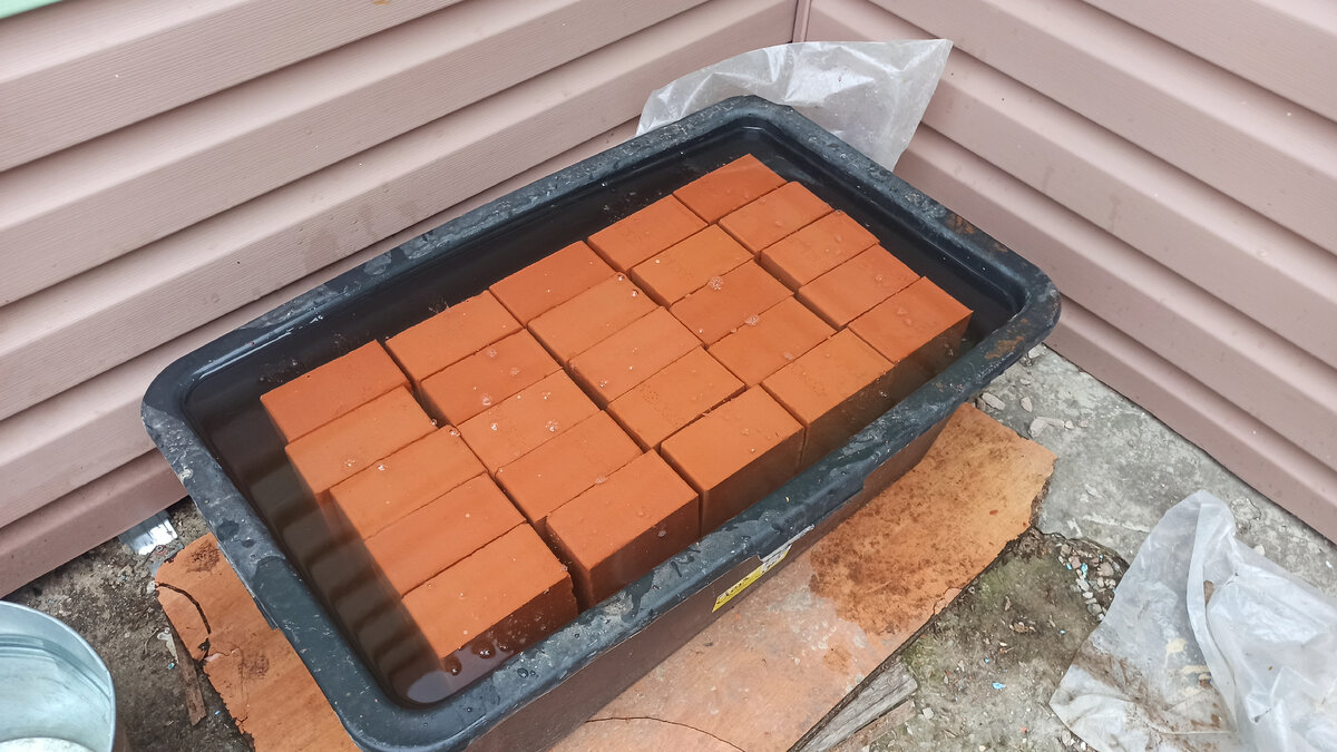 Кирпичи в воде