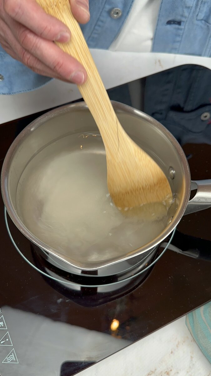 В сотейник влить воду и высыпать агар-агар. Перемешать и дать постоять 15 минут.