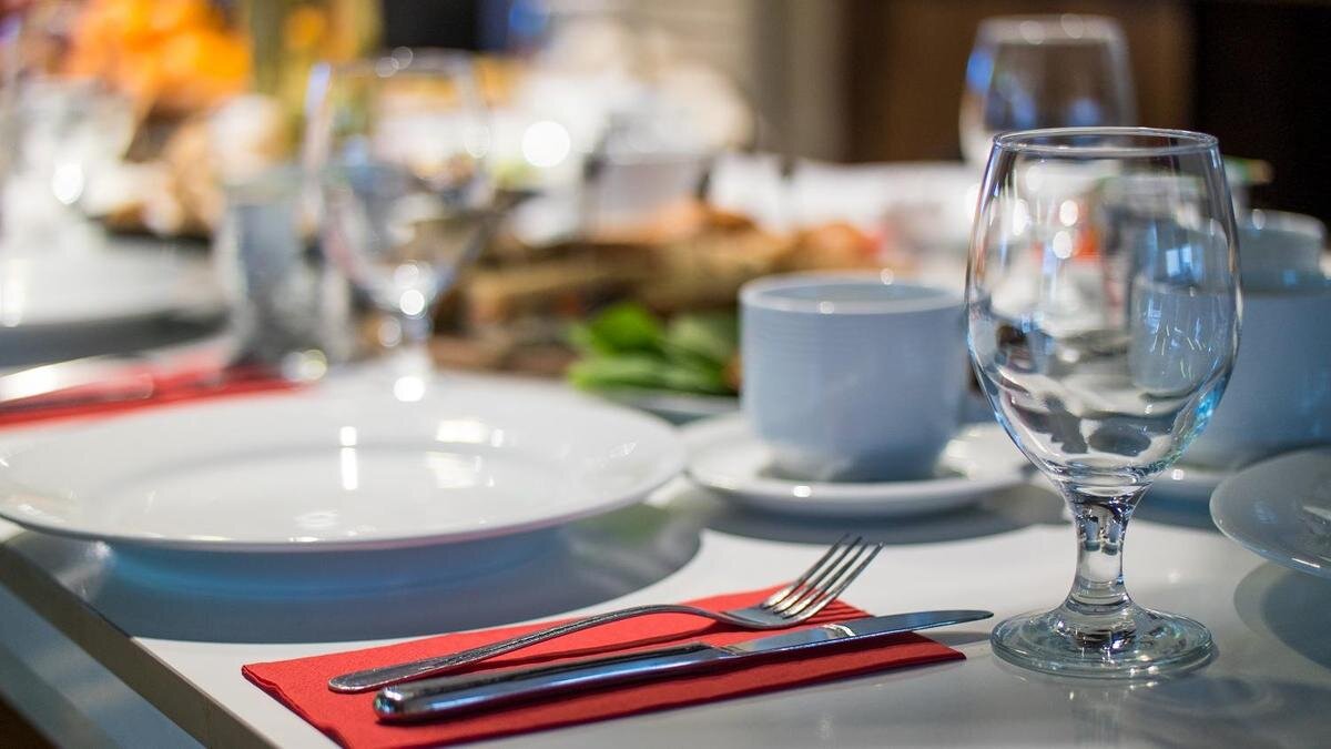    Стол с едой и приборами:pexels.com