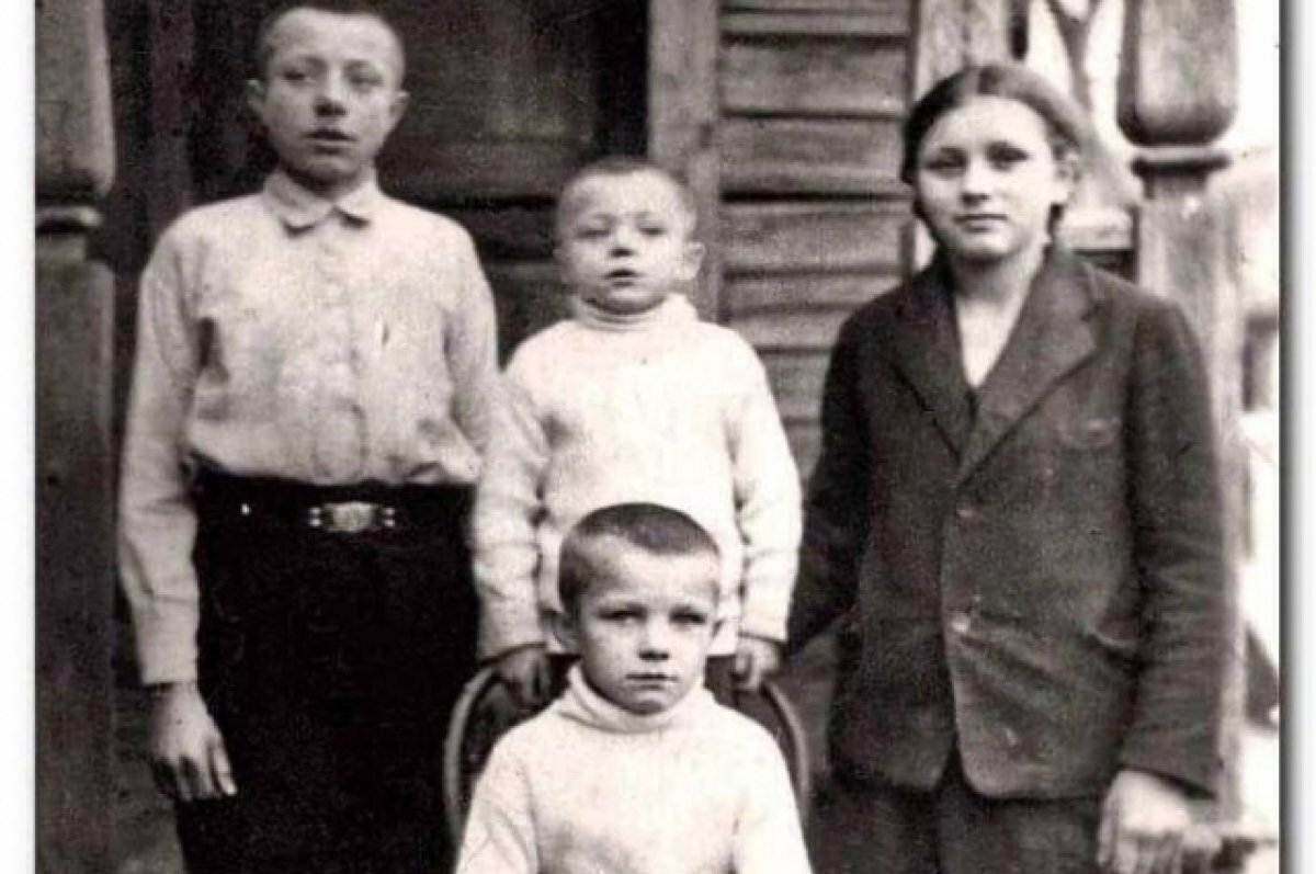    В Сети расходится редкое фото маленького Юрия Гагарина