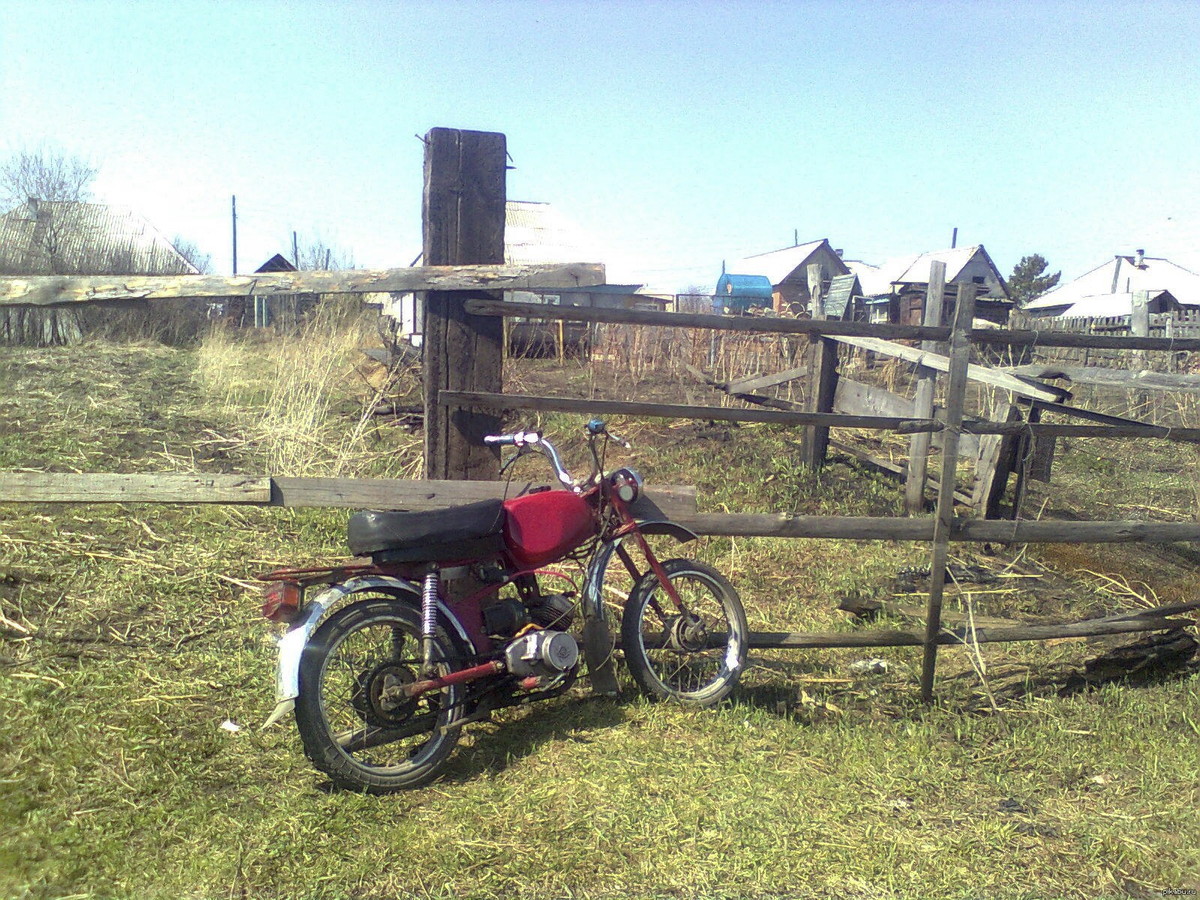 Источник: https://hdpic.club/uploads/posts/2022-01/1642895013_7-hdpic-club-p-mototsikli-v-derevne-19.jpg