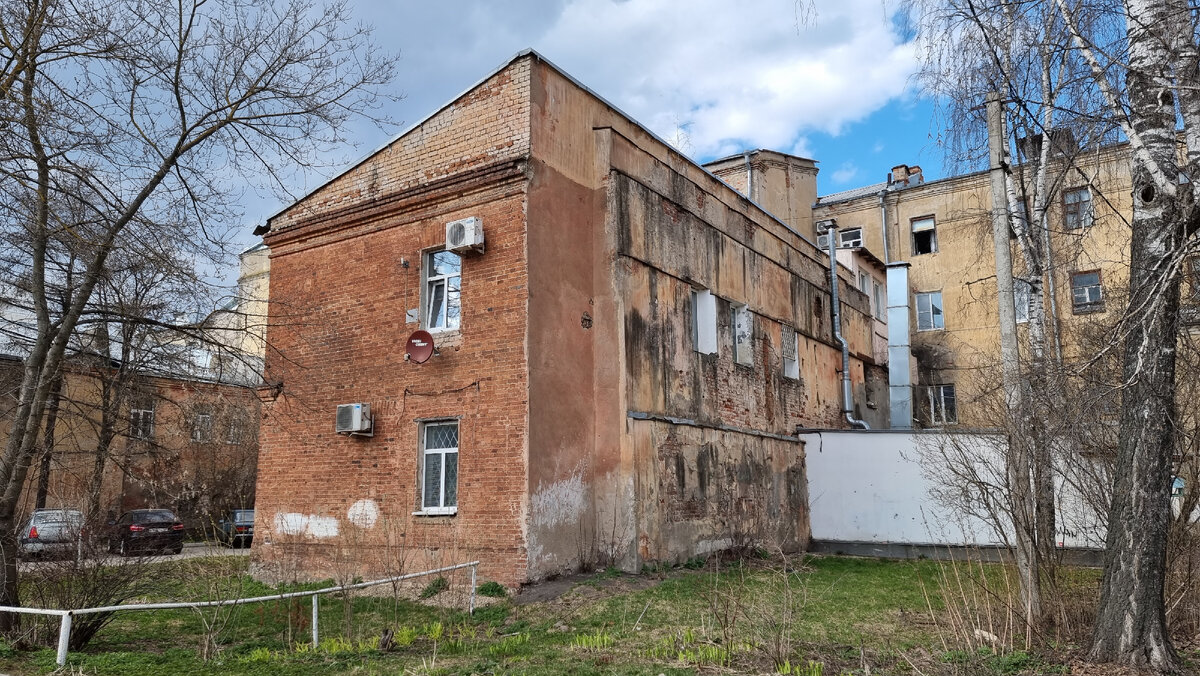 Как выглядят двор и подъезд старого жилого дома в самом центре Твери |  Фотограф Гудвин | Дзен