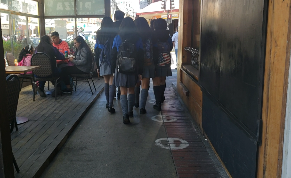 Черные ботинки - обязательная обувь в учебных заведениях в Чили