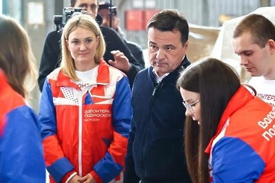    Губернатор Подмосковья Андрей Воробье и волонтеры акции «Доброе дело» © Telegram-канал Губернатора Московской области Андрея Воробьева