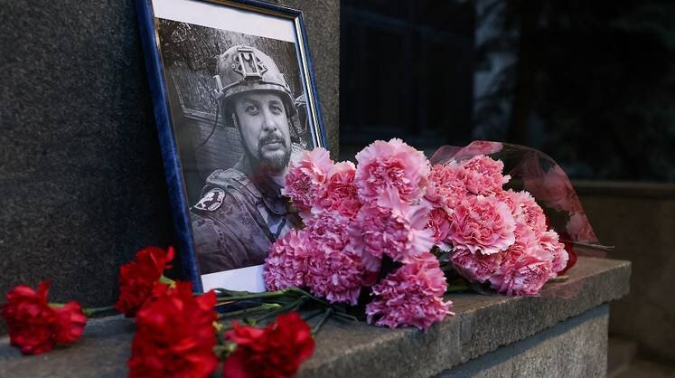    Артем Геодакян/ТАСС Цветы в память о погибшем военном корреспонденте Владлене Татарском (Максиме Фомине) у здания посольства Донецкой Народной Республики в Грохольском переулке в Москве