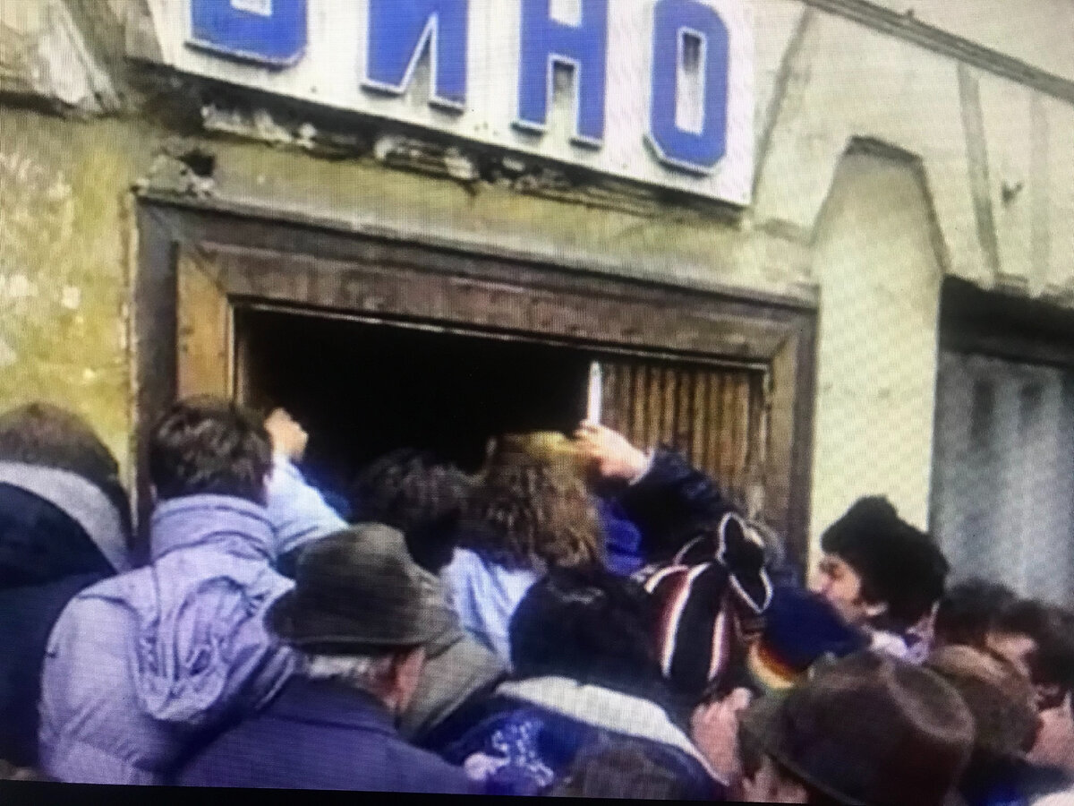   Если вместо вывески "ВИНО" поместить "СМИ" будет такой же эффект. 