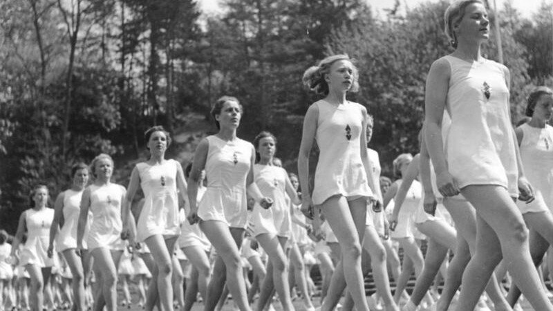     Гимнастки в мини-платьях из Союза немецких девушек Wikimedia Comons