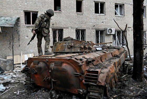    Боец ЧВК «Вагнер» возле уничтоженной украинской БМП-2 в центре Артемовска