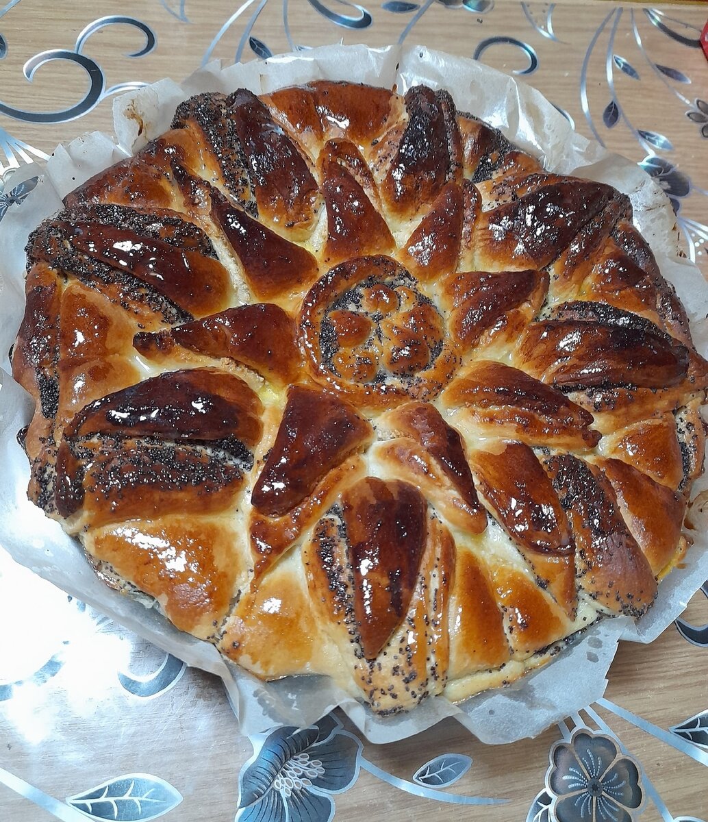 Пирог после выпечки. Смазала маслом.
