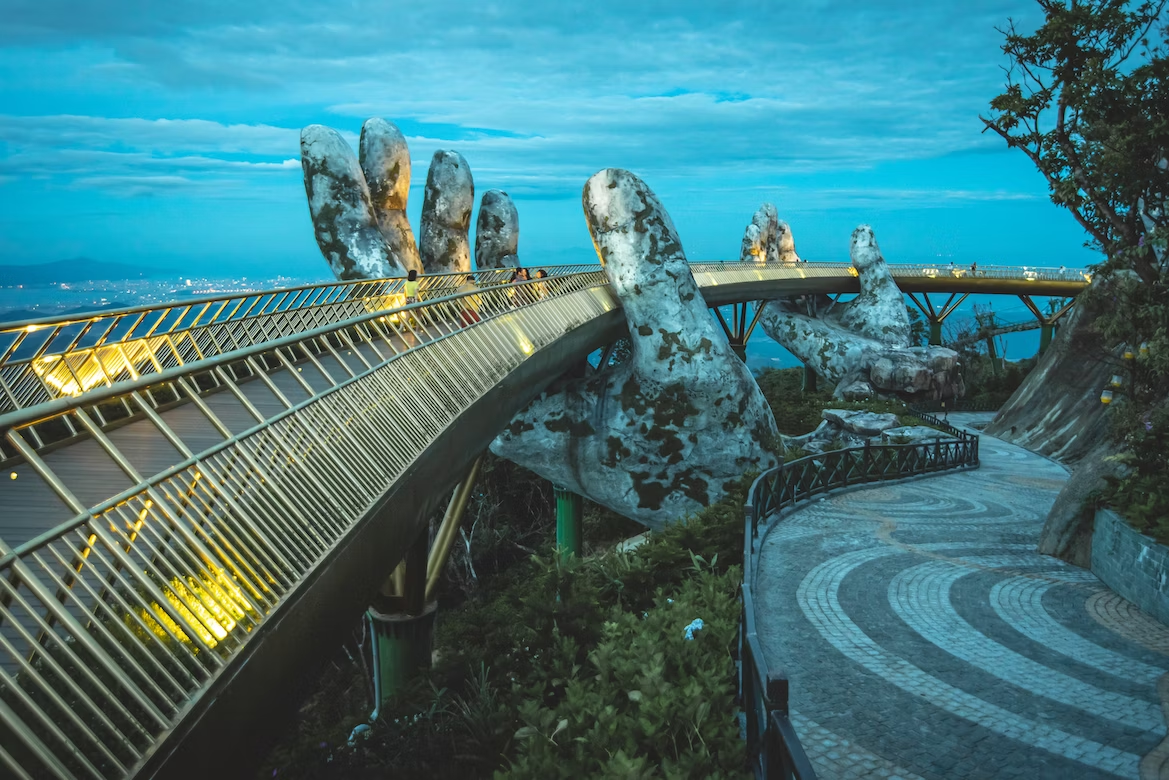 Известная достопримечательность Вьетнама, Золотой мост, тоже находится в «Бана Хиллс» 