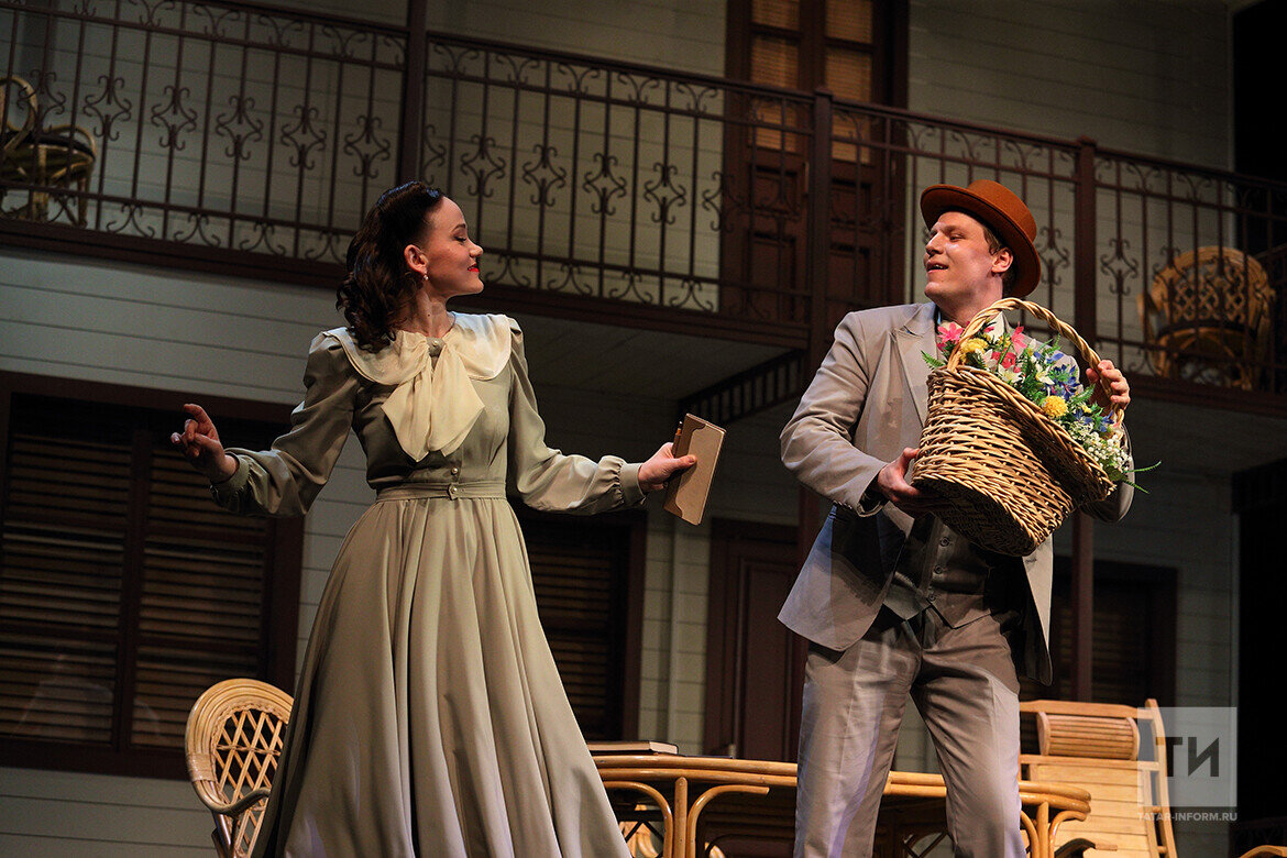 Действие происходит на даче, в 1930-х.  Завязка комедии: подруга Зина застает Маню за репетицией роли, но понимает услышанное буквально и считает, что Маня беременна. Фото: © Михаил Захаров / «Татар-информ»