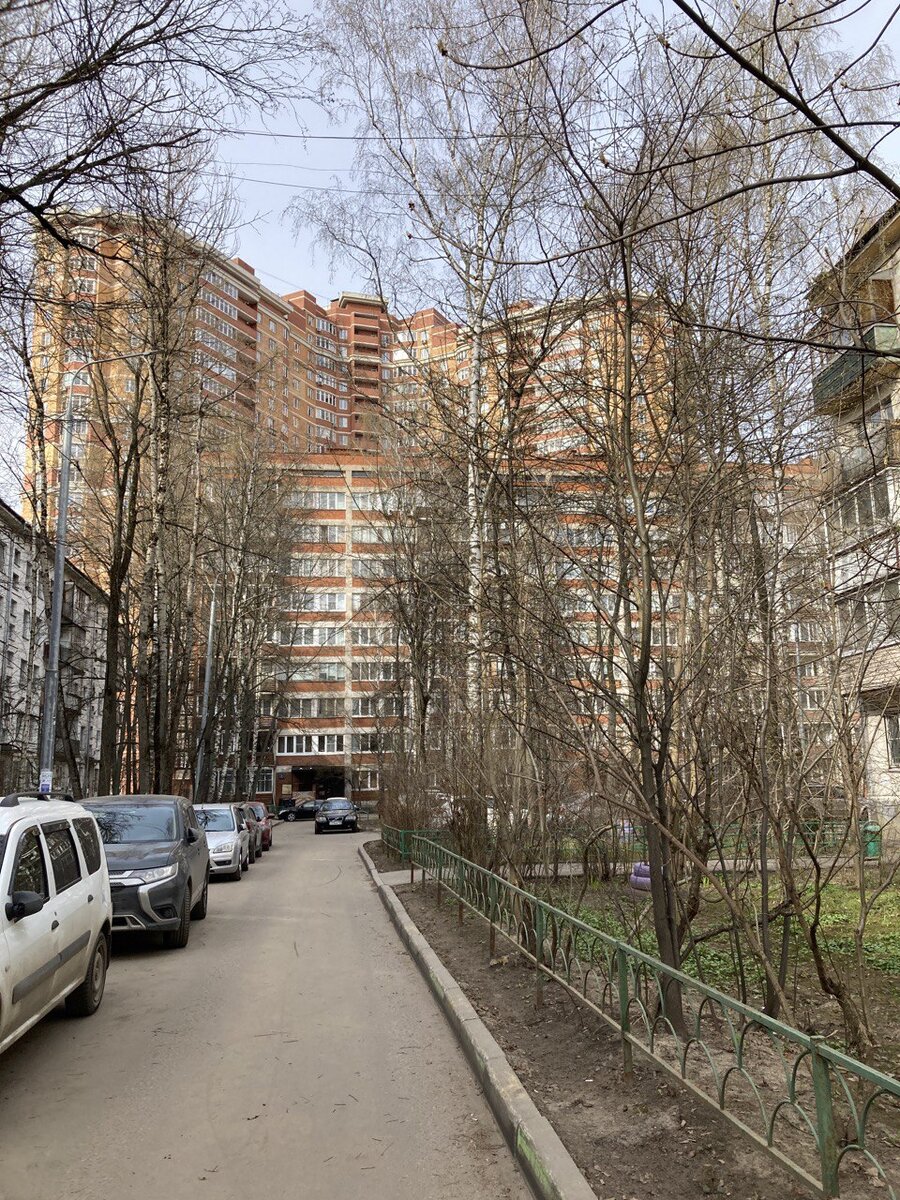 Местная архитектура. Дом в виде книжки. Фото автора