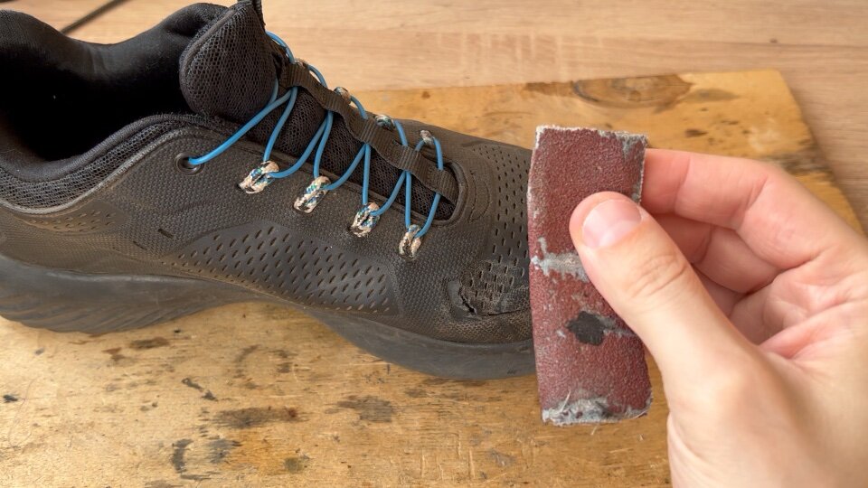 Как восстановить порванный кроссовок на месте сгиба своими силами и без больших затрат