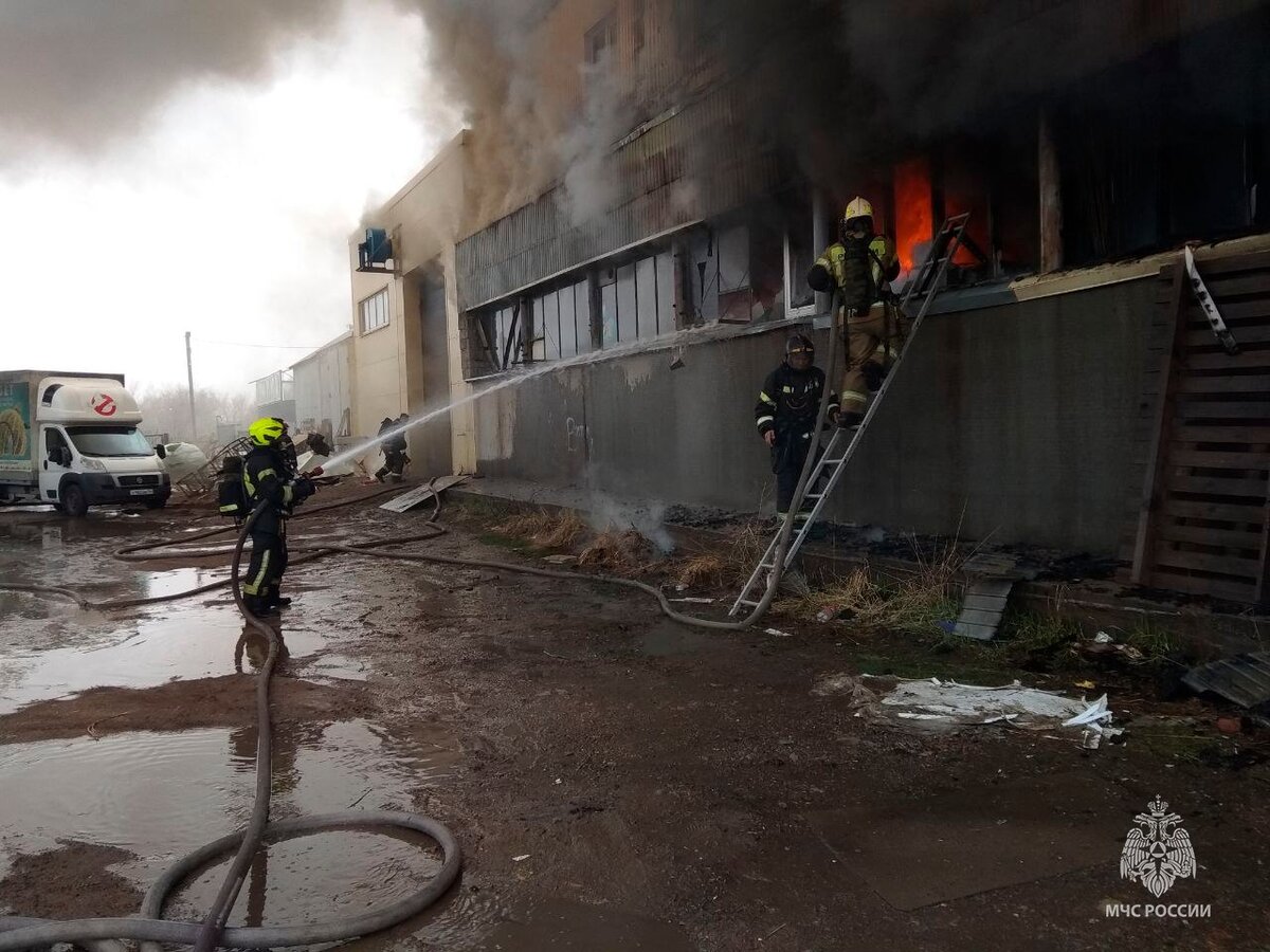    В Оренбурге горит производственное здание на улице Заводской