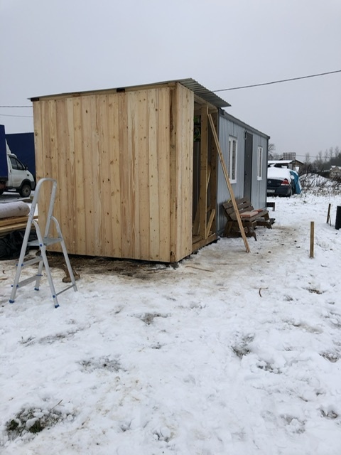 Вещи продолжали множится, в бытовку перестали влезать