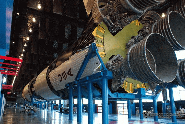      Доступный для посещения и осмотра образец ракеты «Сатурн-5» в Космическом ракетном центре. Хантсвилл, Алабама, США. Фото Кристина Зайчикова.