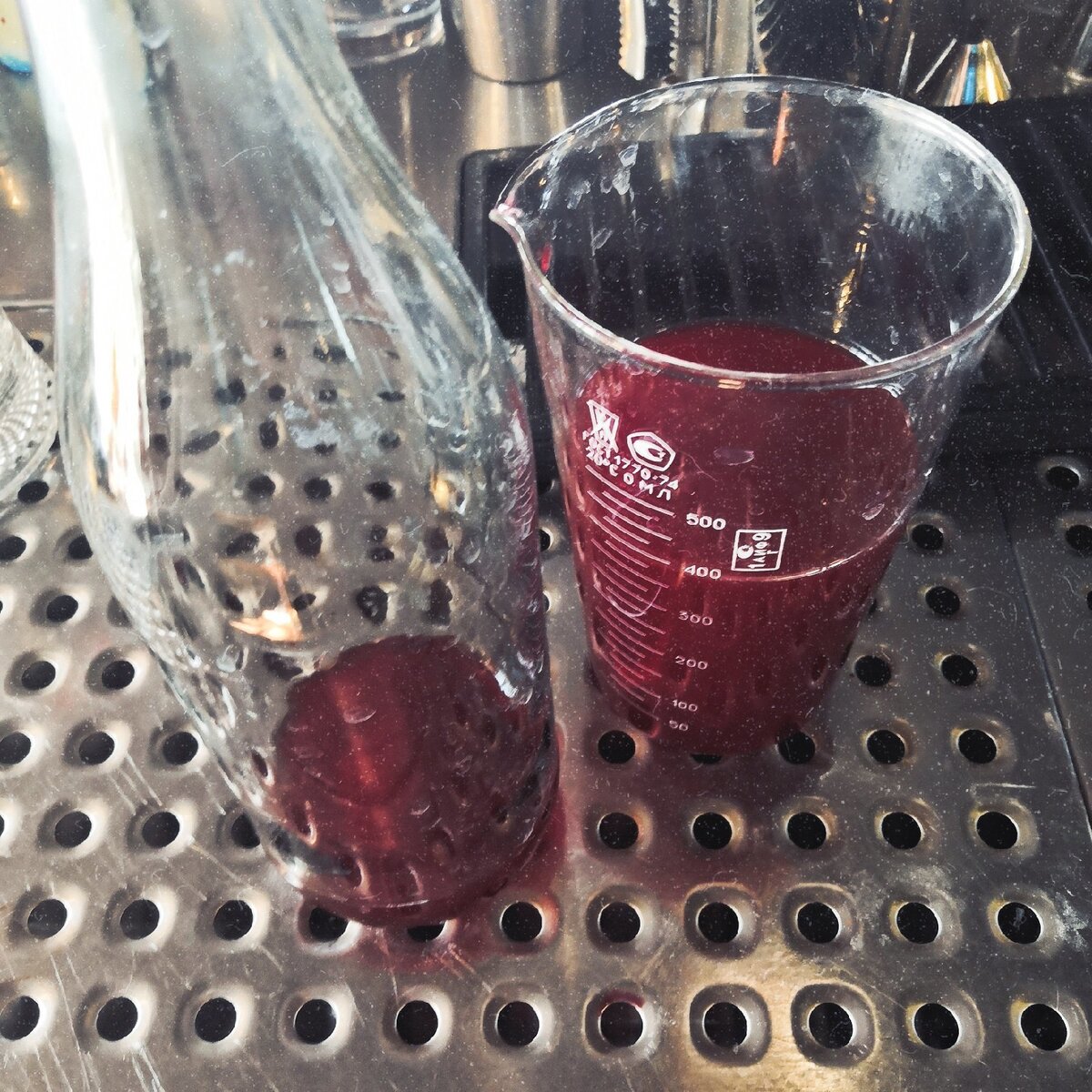 Вот в баре мы уже процедили эту настойку 