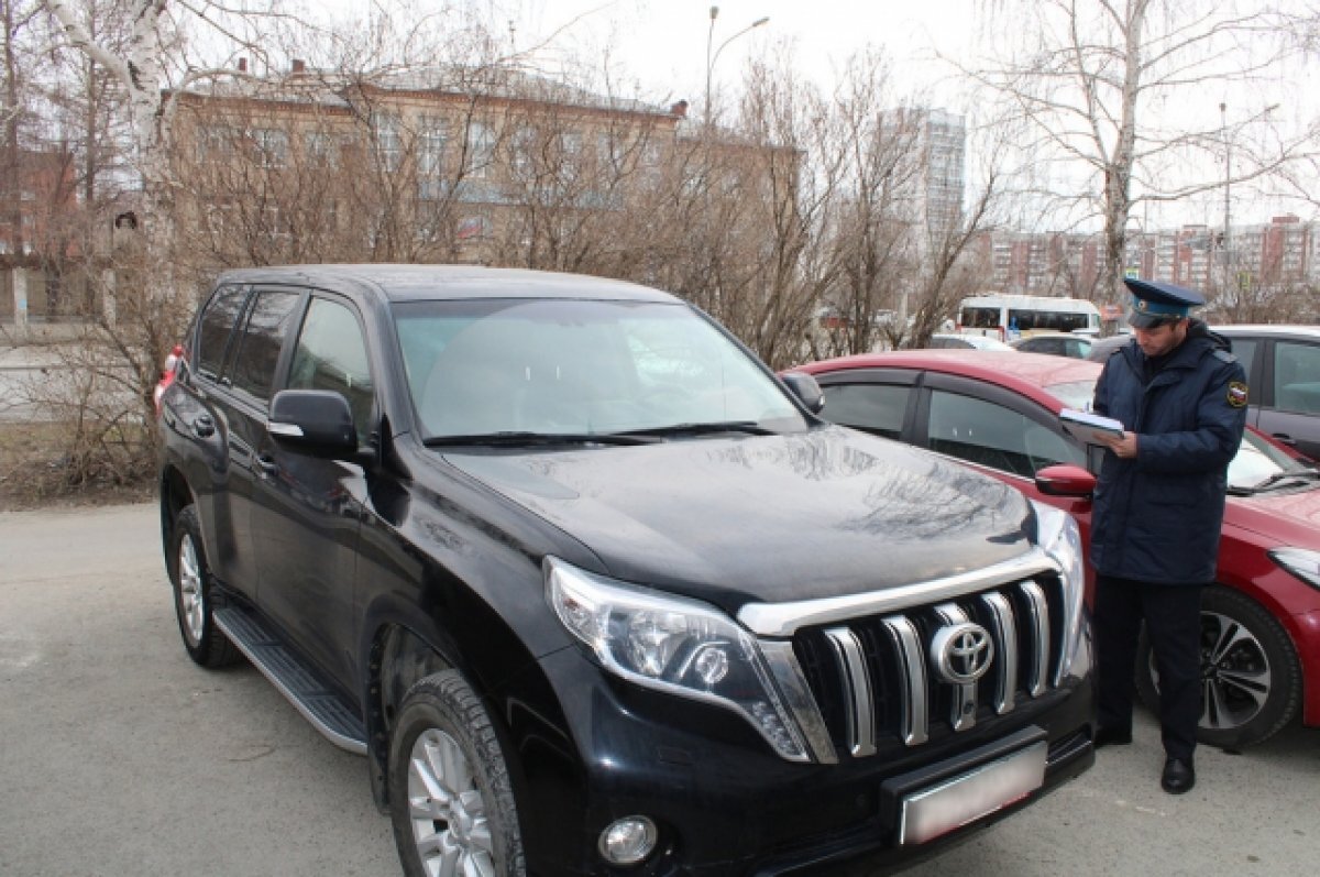    Судебные приставы арестовали Land Cruiser в Екатеринбурге за долги в 8 млн