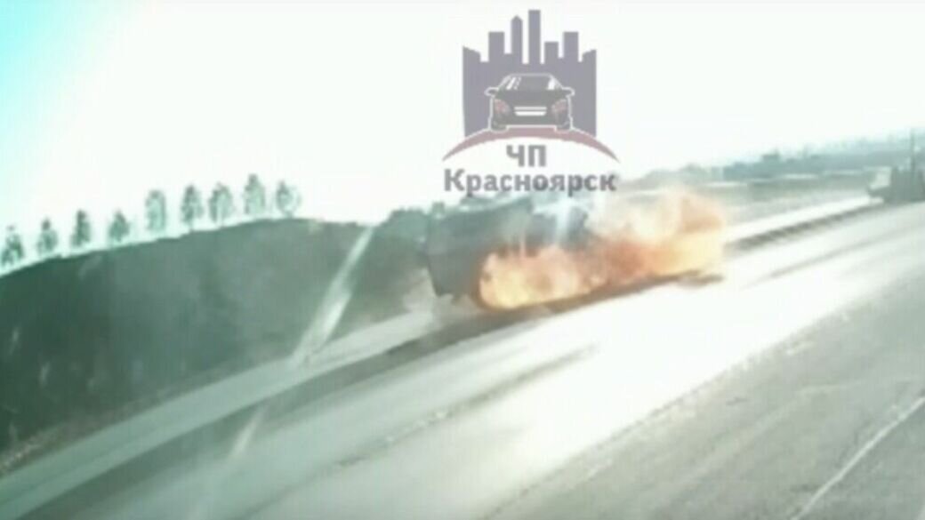     В Емельяновском районе произошла авария с грузовиком и двумя легковыми машинами. Одно авто загорелось, пострадали люди.