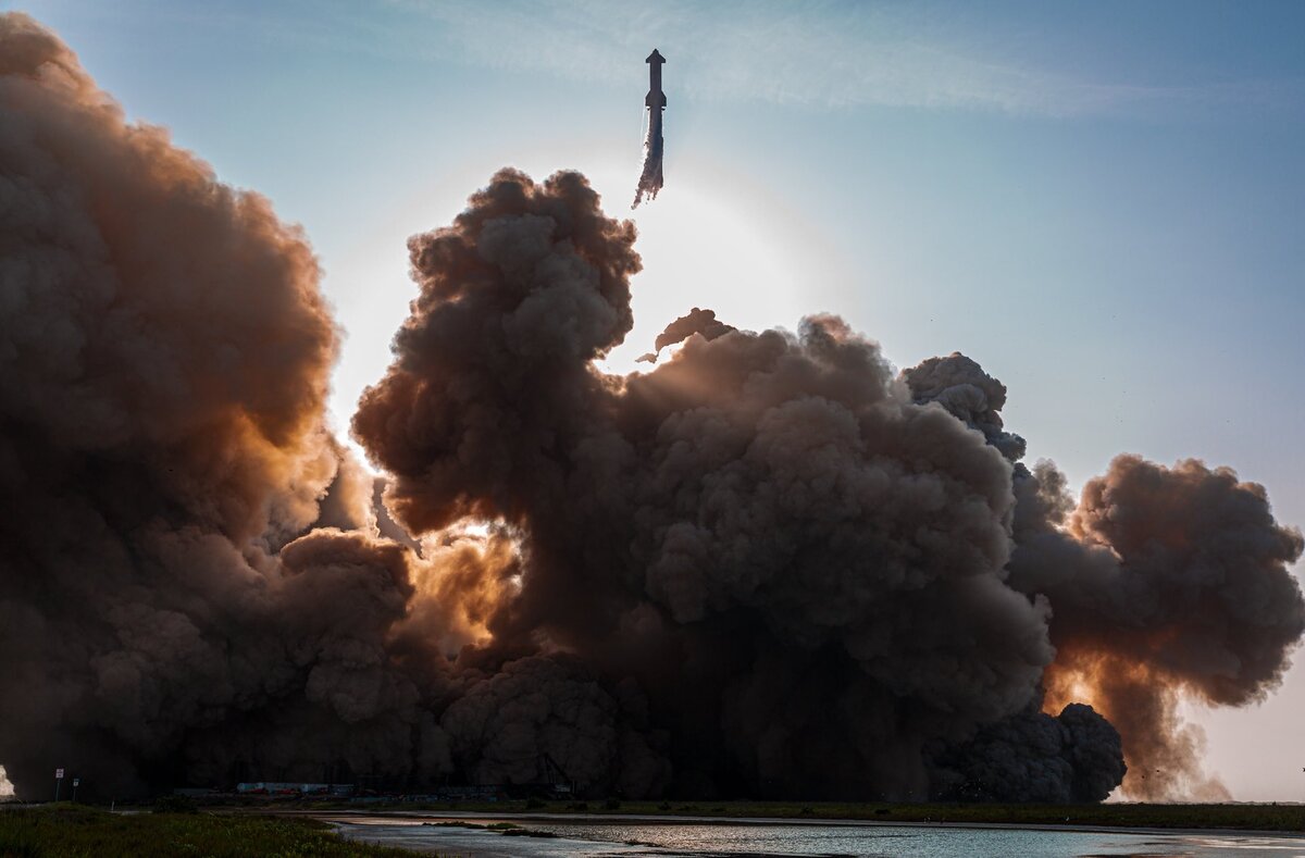 Первый взлёт всей системы "Starship" в сборе.