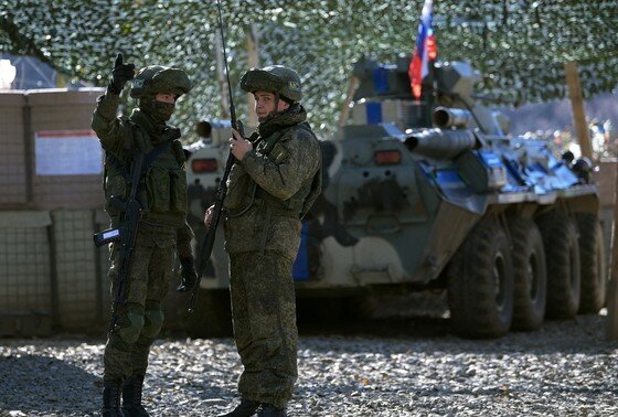    Российские миротворцы на блокпосту на Лачинской дороге