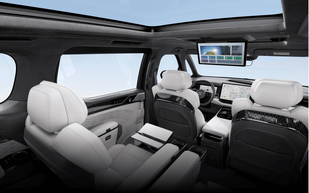 Мультимедийная система представлена основной центральной панелью и откидным 15,6-дюймовым экраном под потолком