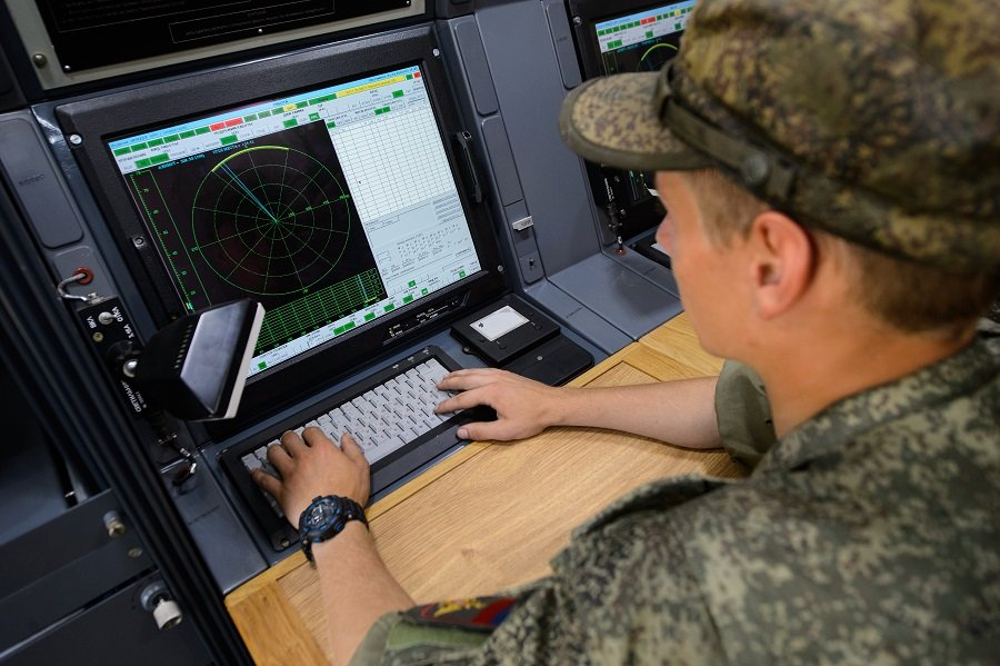 Военнослужащие в наземном многофункциональном модуле помех "Красуха-4" - Фото: Донат Сорокин/ТАСС