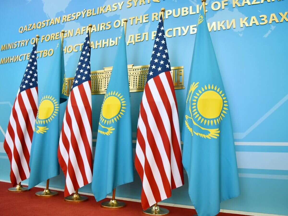    Государственные флаги США и Казахстана во время встречи госсекретаря США Майка Помпео и министра иностранных дел Казахстана Мухтара Тлеуберди в Нур-Султане© Sputnik / Владислав Воднев