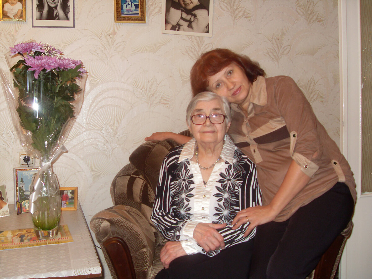 А это мы с мамочкой, правда здесь мы еще такие молодые - это было 9 лет назад!