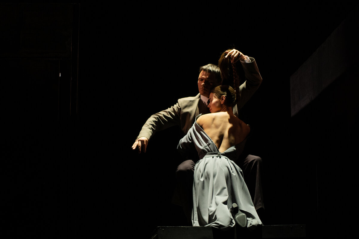 Игра на виолончели. Николай Петрович - артист Артём Довгополый, Фенечка - артистка Ольга Гарагуля