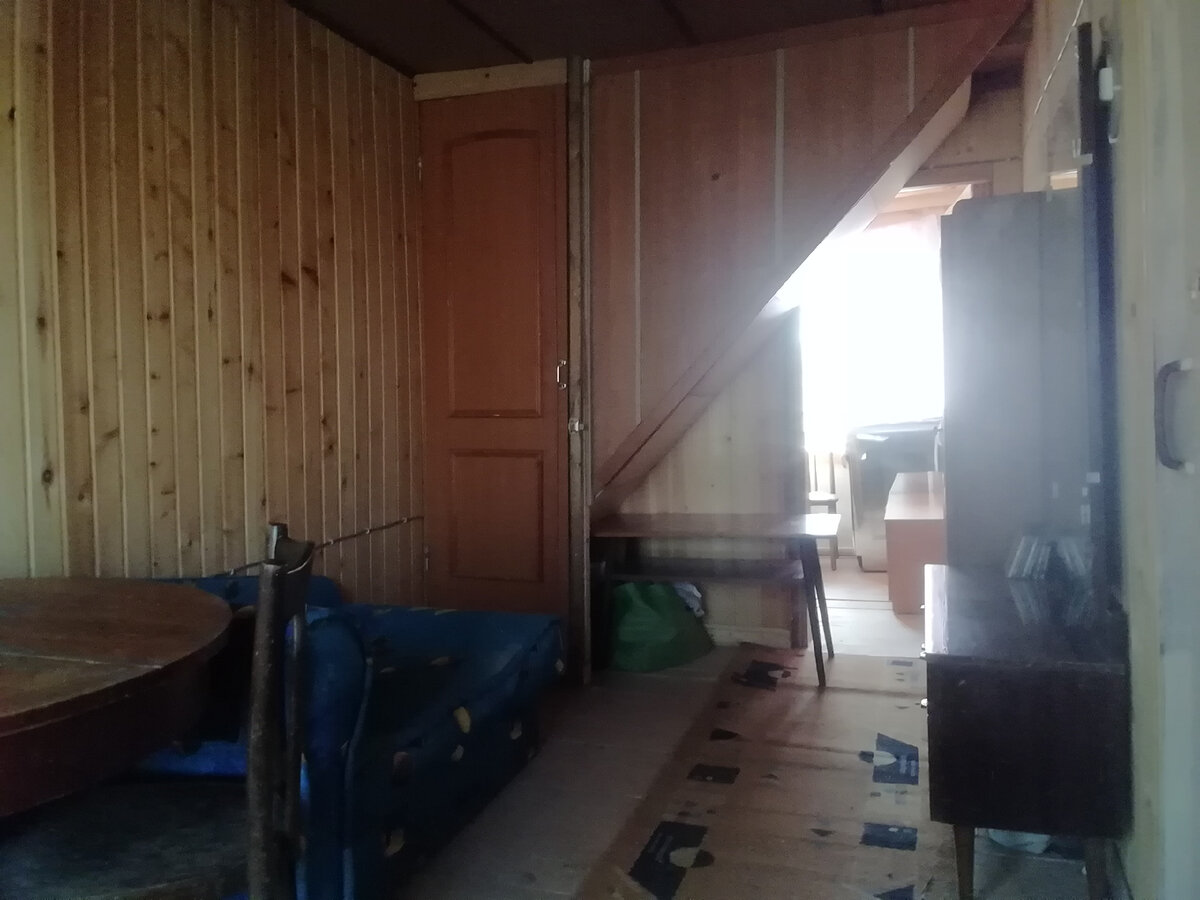 Комната-гостинная. Справа - дверь на второй этаж. Слева - видна другая комната.