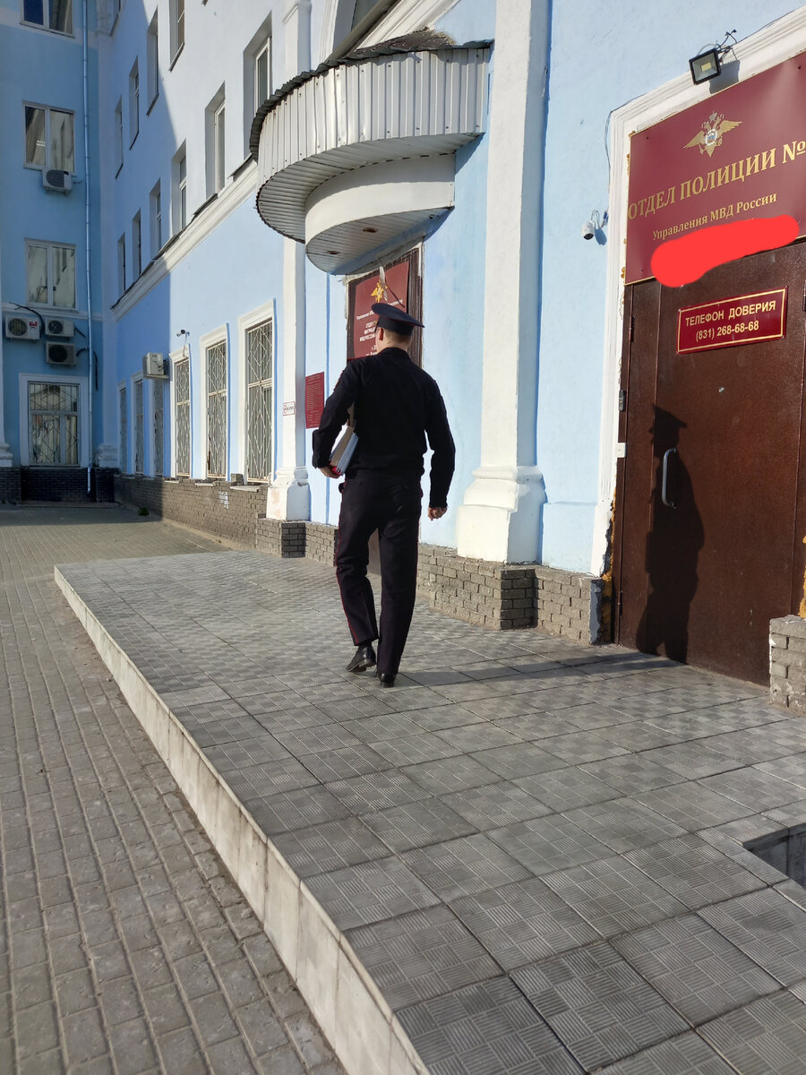 Это не тот самый полицейский, просто попал в кадр