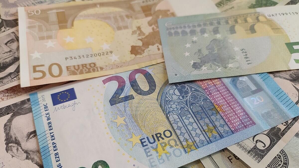    Евро и доллар© Globallookpress Maksim Konstantinov