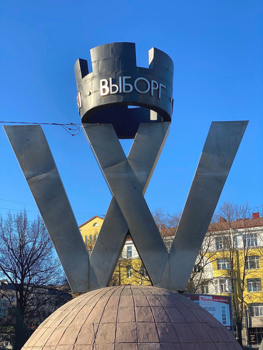 Символ Выборга можно найти сразу на Вокзальной площади