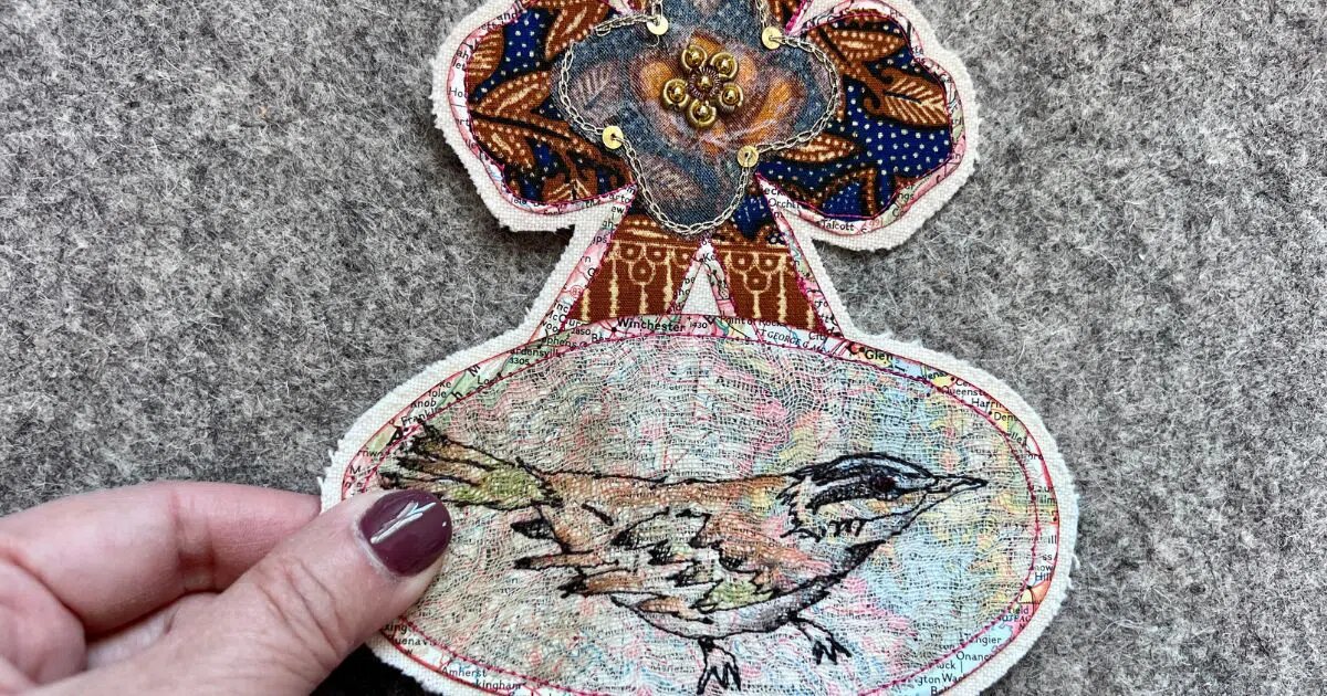 Это изделие украшено набросками нитей, а также аппликацией из материала с легким блеском. источник https://vk.cc/cnCacB