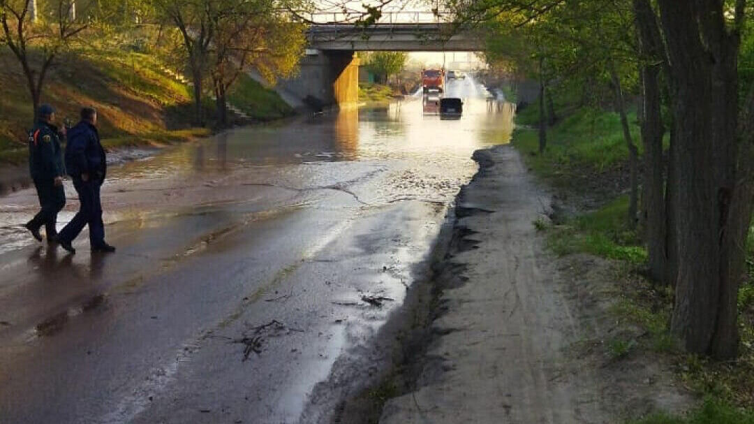     В четверг в городе Волжском Волгоградской области под водой оказался участок улицы Логинова. Причиной стала коммунальная авария на сетях Водоканала, по информации пресс-службы мэрии.