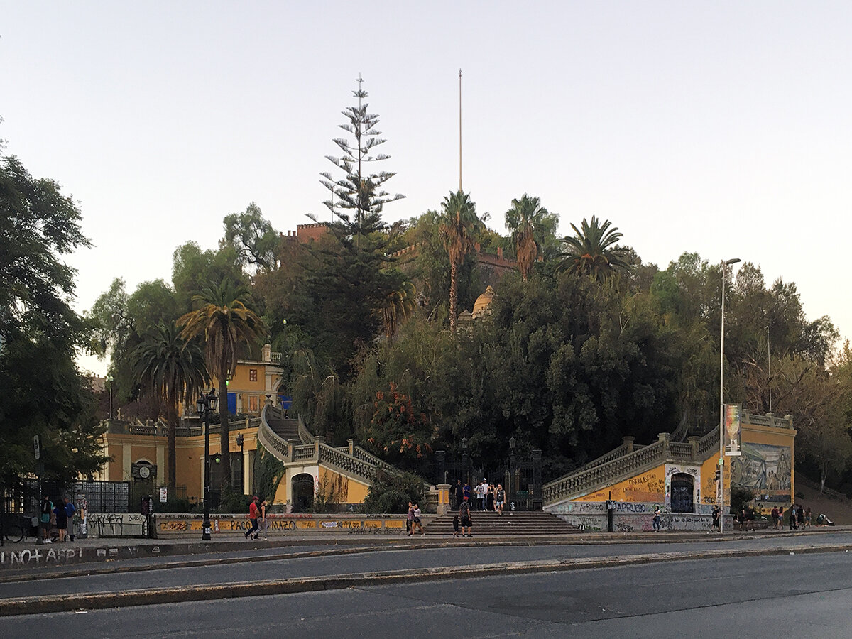 Вид на холм Санта-Люсия с проспекта Аламеда. Фото автора. Листайте галерею, чтобы увидеть больше