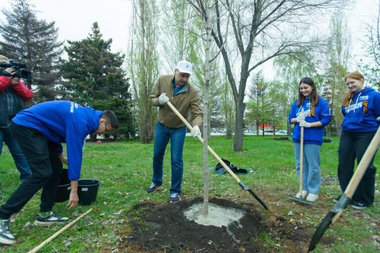    В Оренбурге в сквере им. Юрия Гагарина высадили 30 саженцев липы и клена Кристина Просвиркина