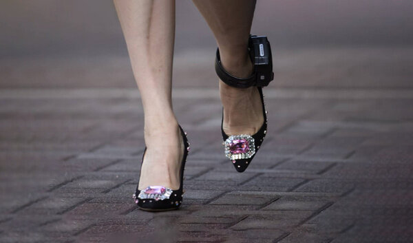 Пример электронного браслета для домашнего ареста. Обложка © ТАСС / ZUMA