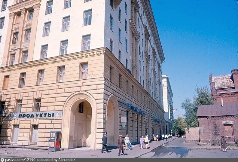 Слева дом №3к2. Справа остатки пожарной части. Сейчас на её месте Новоспасский проезд. Фото 1975-1976. Авторы: В.Ф. и Т.А. Конопихины. С сайта www.pastvu.com.