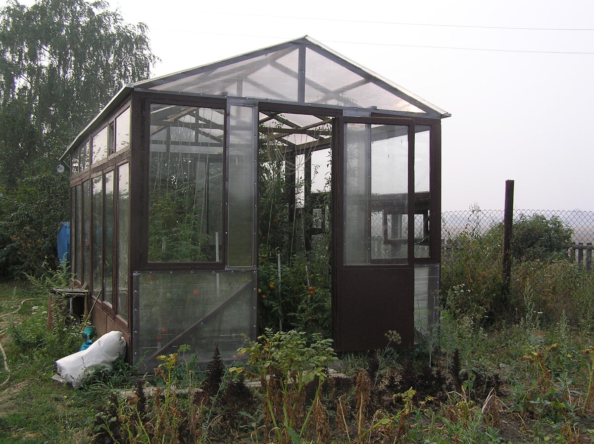 Первый вариант теплицы. Архивное фото от 2010 года